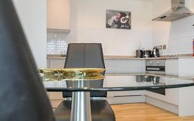 Luxury 3-Bed, 3-Bath Penthouse - Leeds City Centre - Underground Parking
